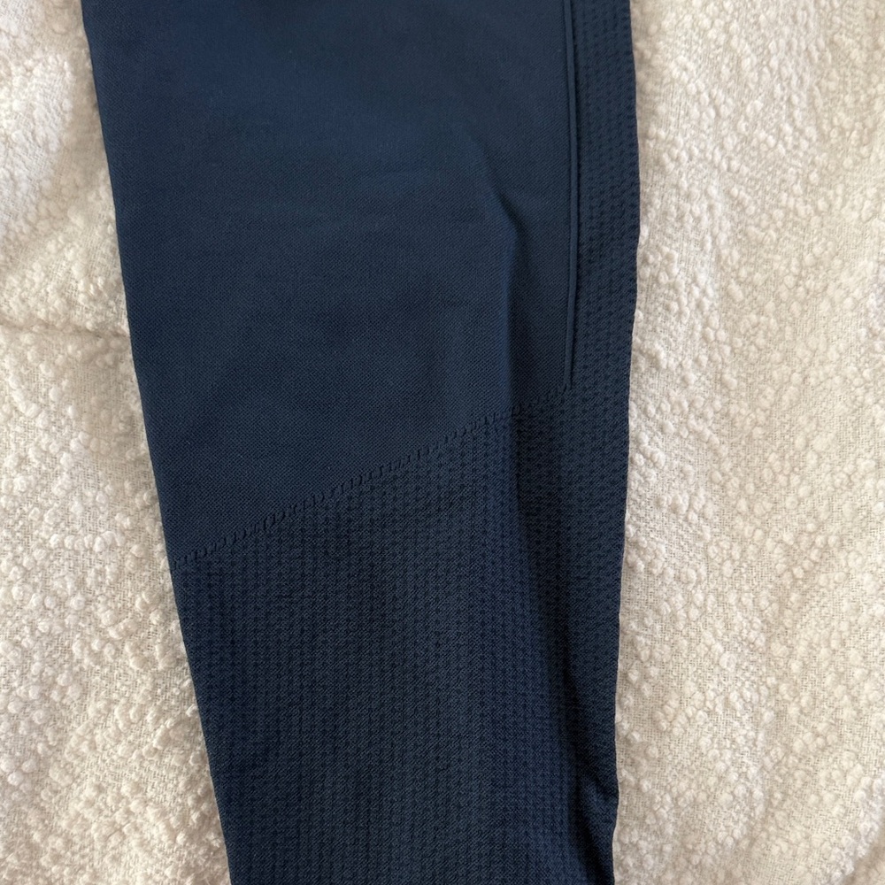 Halara Seamless flow butt scrunch legging - Picture 3 of 6